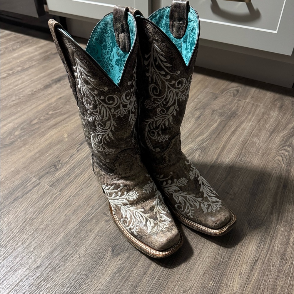 Women’s Brown Embroidered Western Cowboy Boots with Turquoise Lining